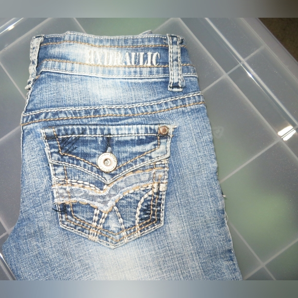 Hydraulic Button Flap Embroidered Capri's Size 0 - Picture 2 of 3